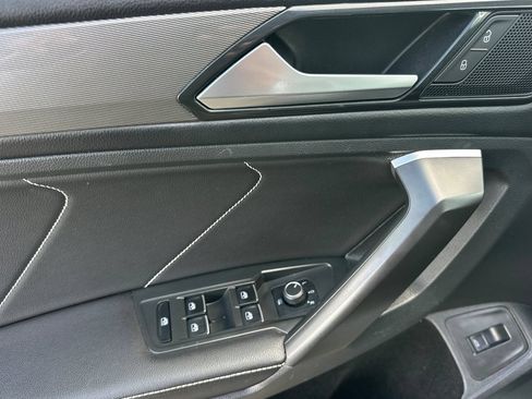Certified 2024 Volkswagen Tiguan SE FWD image 11