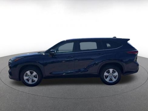 Used 2025 Toyota Highlander LE FWD image 9