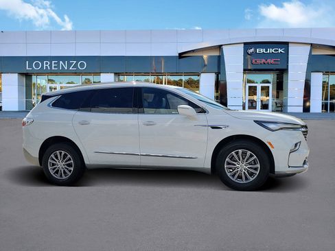 Used 2023 Buick Enclave Essence image 4