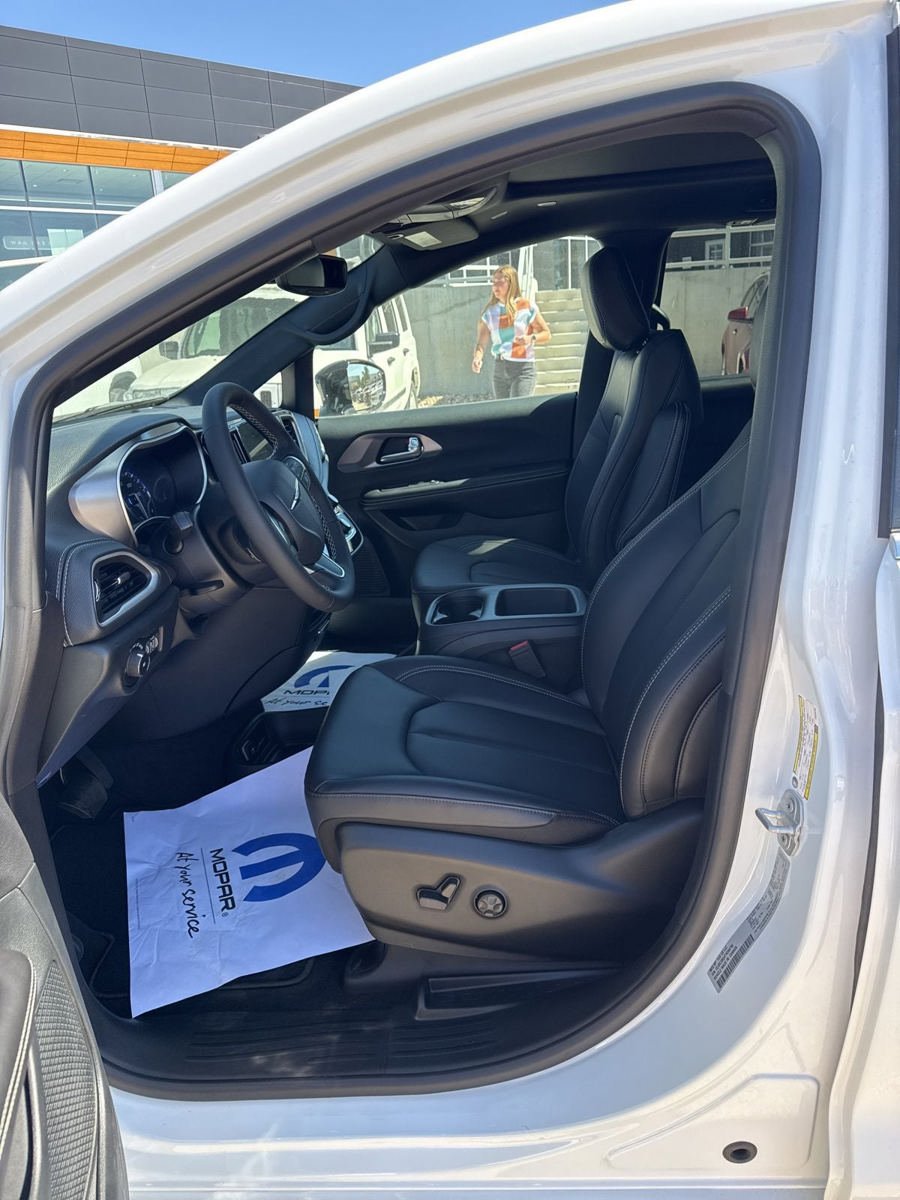 New 2026 Chrysler Pacifica Select AWD/4WD image 11