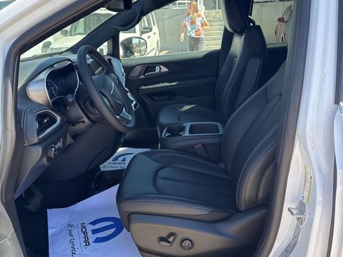 New 2026 Chrysler Pacifica Select AWD/4WD image 11