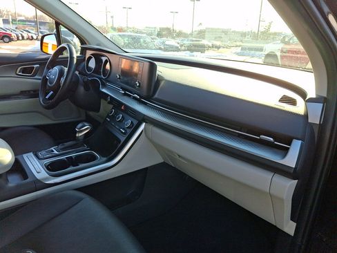 Used 2024 Kia Carnival LX image 11