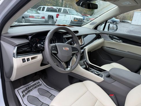 Used 2024 Cadillac XT6 Premium Luxury image 13