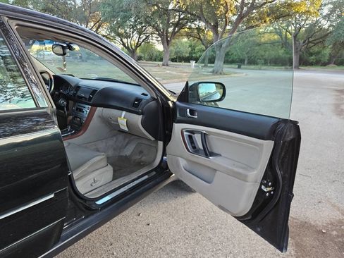 Used 2005 Subaru Outback 3.0R image 18