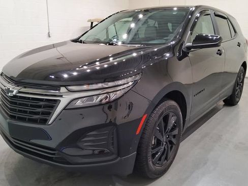 Used 2023 Chevrolet Equinox LS w/ LS Convenience Package AWD/4WD image 3