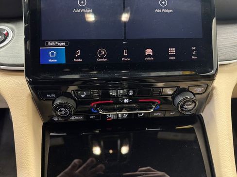 Used 2024 Jeep Grand Cherokee Limited image 3