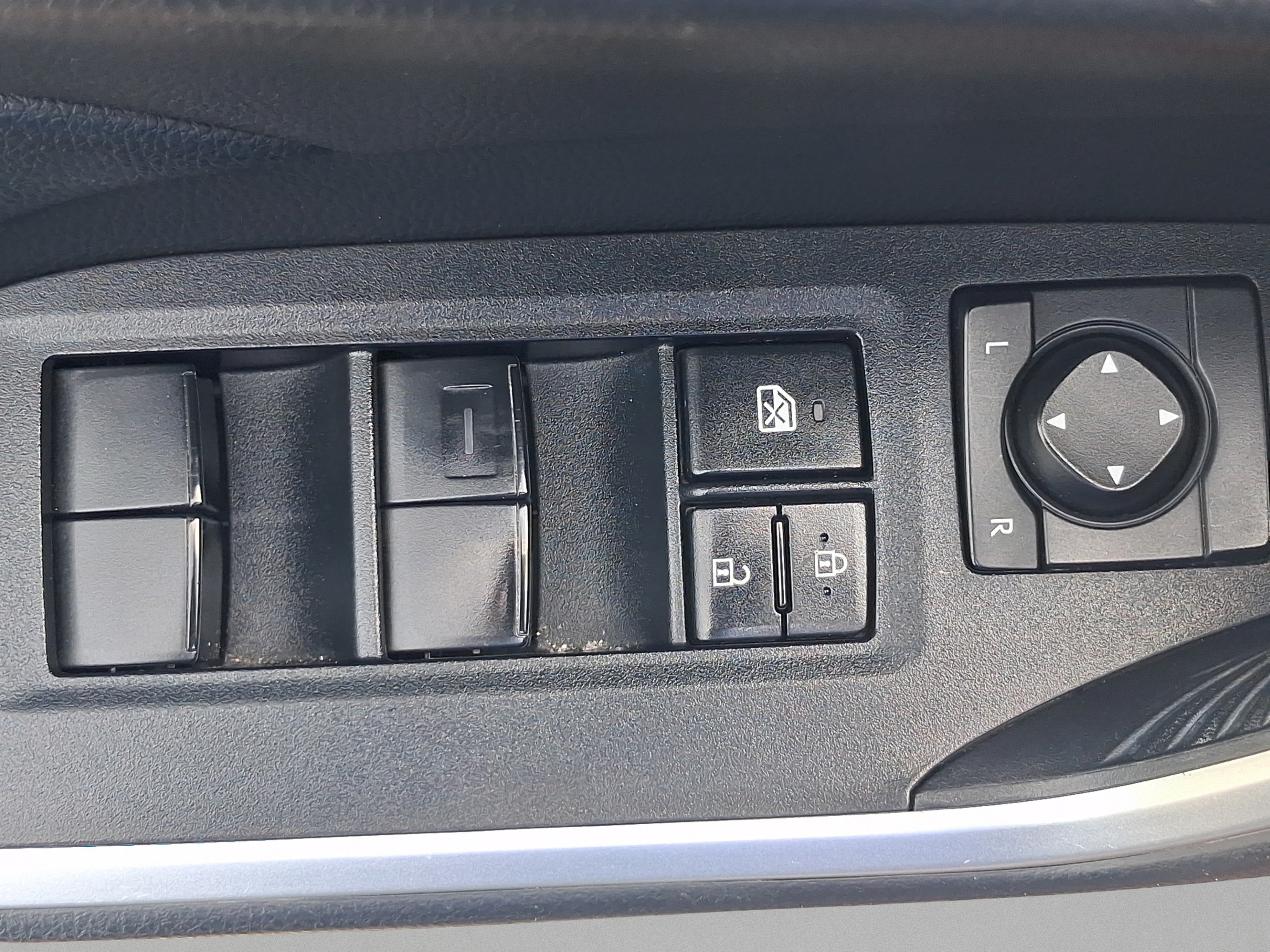 Used 2023 Toyota RAV4 LE FWD image 12
