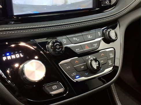 Used 2025 Chrysler Pacifica Limited FWD image 9