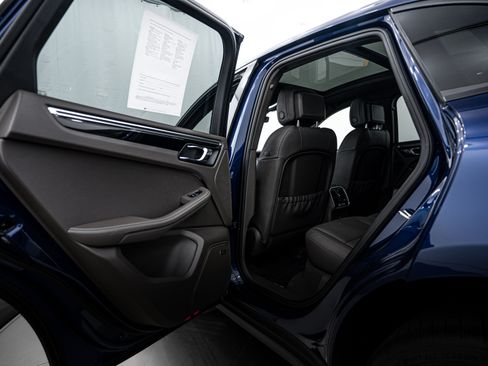 Certified 2025 Porsche Macan image 16