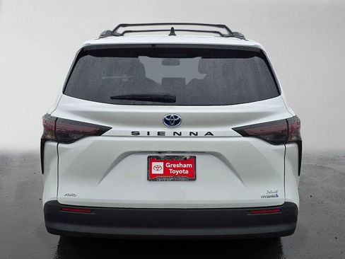 Used 2024 Toyota Sienna XLE w/ XLE Plus Package AWD/4WD image 4