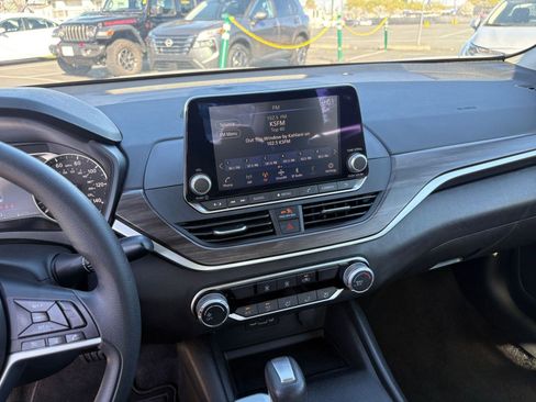 Used 2025 Nissan Altima 2.5 SV image 17
