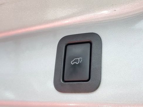 Used 2017 Toyota Highlander SE image 8