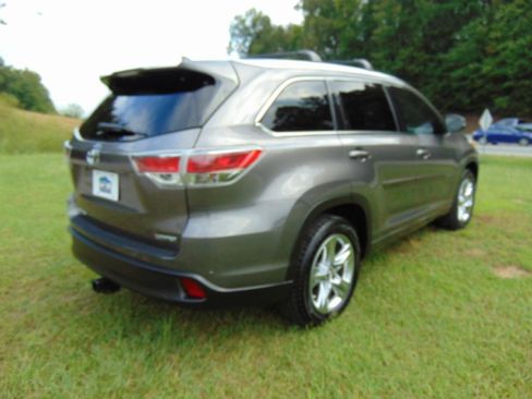 Used 2016 Toyota Highlander Limited w/ Driver Technology Package FWD image 3