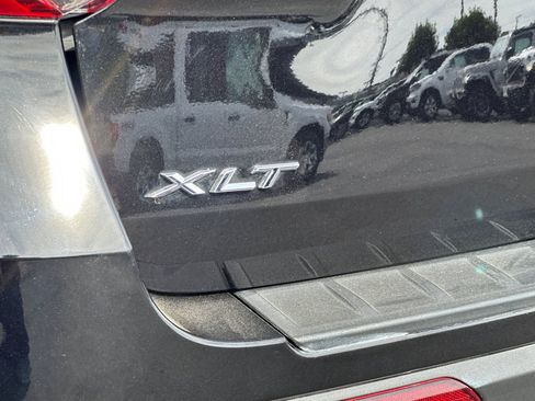 Used 2024 Ford Explorer XLT image 27