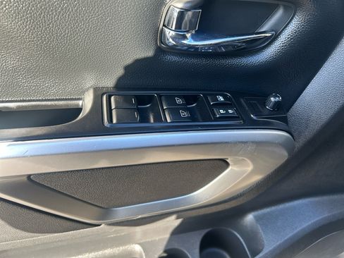 Used 2018 Nissan Titan SV w/ SV Convenience Package image 11