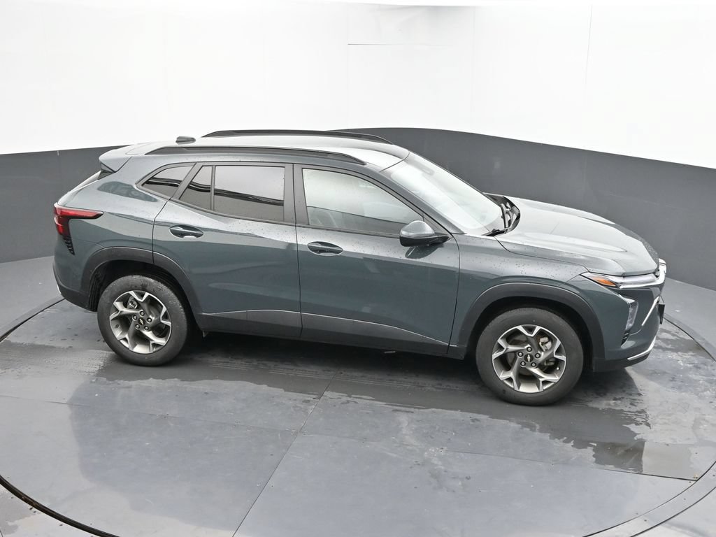 Used 2025 Chevrolet Trax LT FWD image 21
