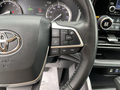 Used 2022 Toyota Highlander XLE AWD/4WD image 24