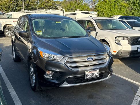 Used 2019 Ford Escape SE image 2