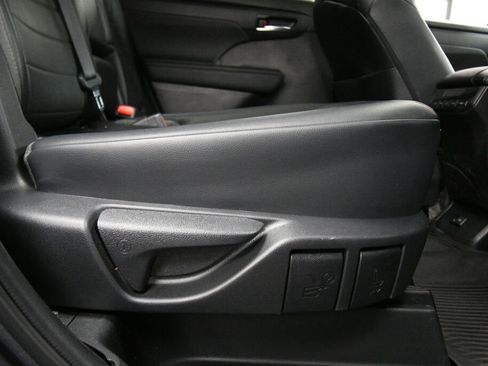 Used 2023 Toyota Highlander XLE image 29