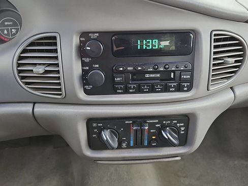 Used 2001 Buick Century Custom w/ Premium Pkg FWD image 10