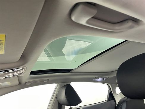 Certified 2017 Kia Cadenza Premium w/ Luxury Package image 15