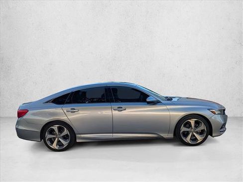 Used 2018 Honda Accord Touring image 2
