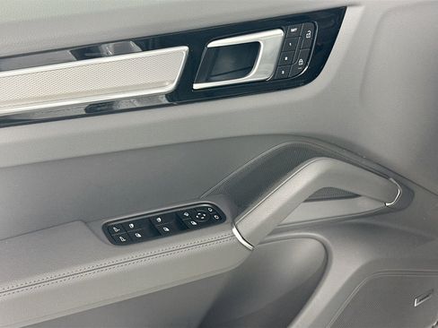 Used 2023 Porsche Cayenne Platinum Edition image 16