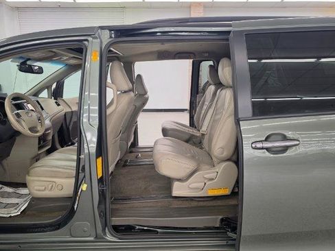 Used 2013 Toyota Sienna XLE FWD image 31