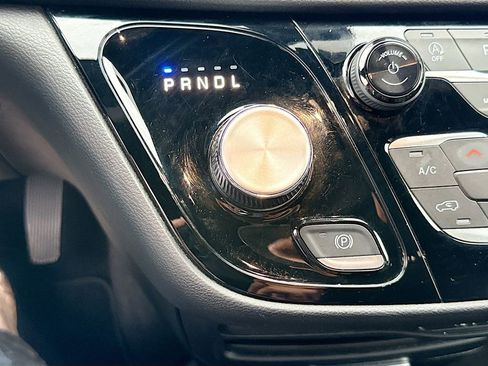 Used 2025 Chrysler Pacifica Select image 18