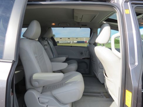 Used 2012 Toyota Sienna XLE image 38