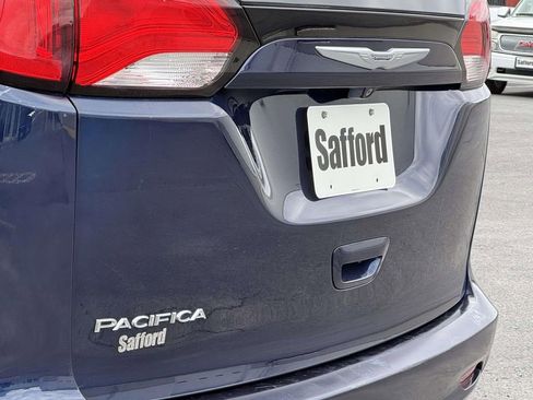 Used 2017 Chrysler Pacifica Touring image 10