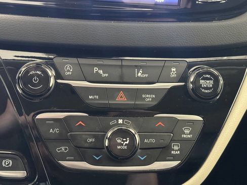 Used 2024 Chrysler Pacifica Touring-L FWD image 36