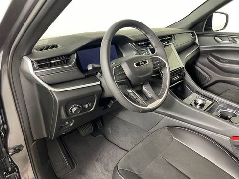 New 2025 Jeep Grand Cherokee Altitude image 3