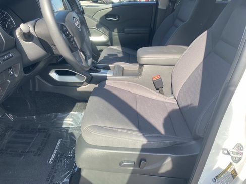 Used 2024 Nissan Frontier SV w/ Technology Package image 12