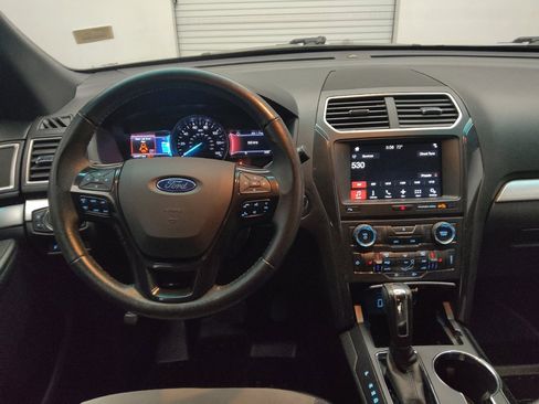 Used 2017 Ford Explorer XLT w/ Equipment Group 202A AWD/4WD image 22