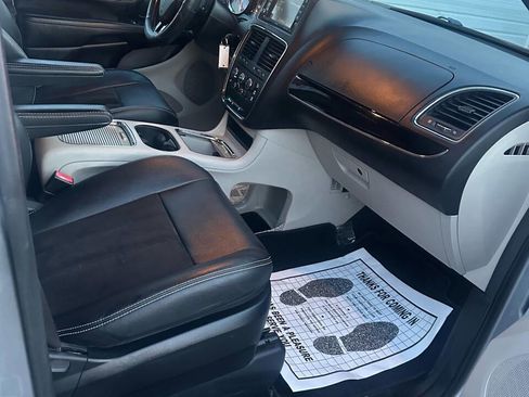 Used 2020 Dodge Grand Caravan SXT image 22