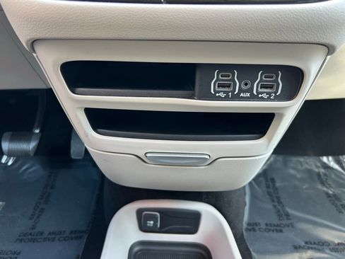 Used 2023 Chrysler Pacifica Touring-L image 39