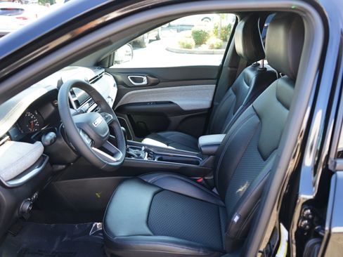 Used 2025 Jeep Compass Latitude image 14