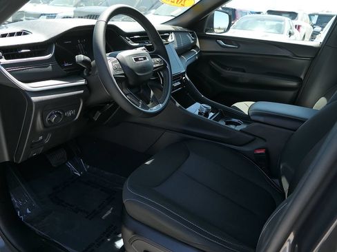 Used 2025 Jeep Grand Cherokee Laredo RWD image 11