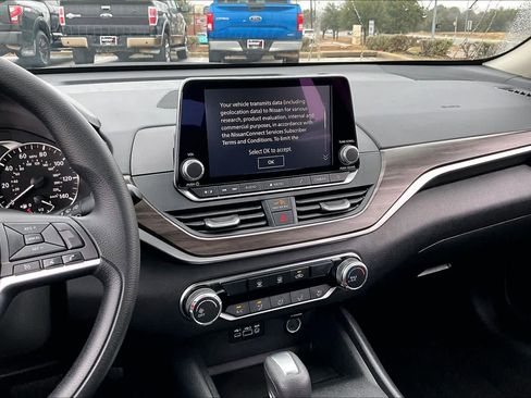 Used 2025 Nissan Altima 2.5 SV image 6