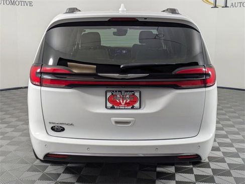 Certified 2021 Chrysler Pacifica Touring-L image 6