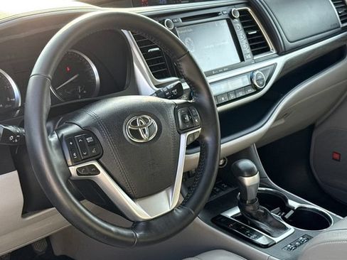 Used 2018 Toyota Highlander Limited Platinum AWD/4WD image 19