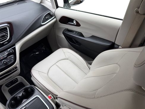 Used 2020 Chrysler Pacifica Limited image 17