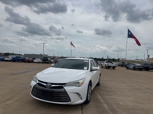 Used 2017 Toyota Camry SE FWD image 8
