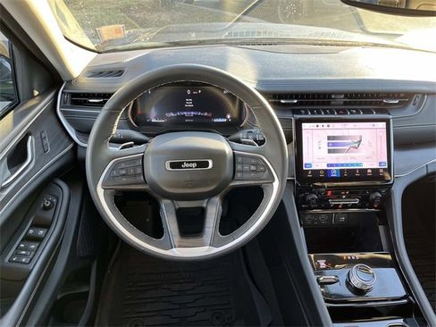 Used 2023 Jeep Grand Cherokee Limited image 12