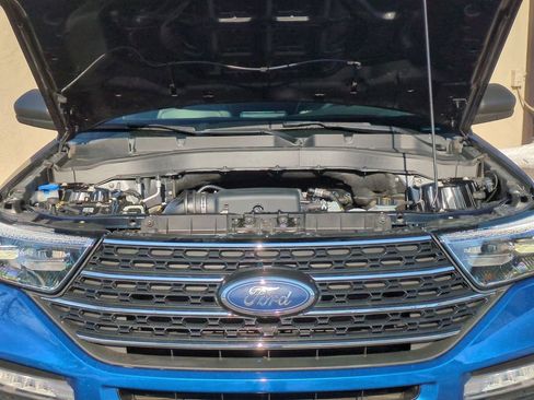 Used 2020 Ford Explorer XLT w/ Equipment Group 202A AWD/4WD image 17
