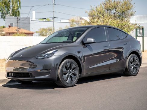 Used 2025 Tesla Model Y Long Range RWD image 1