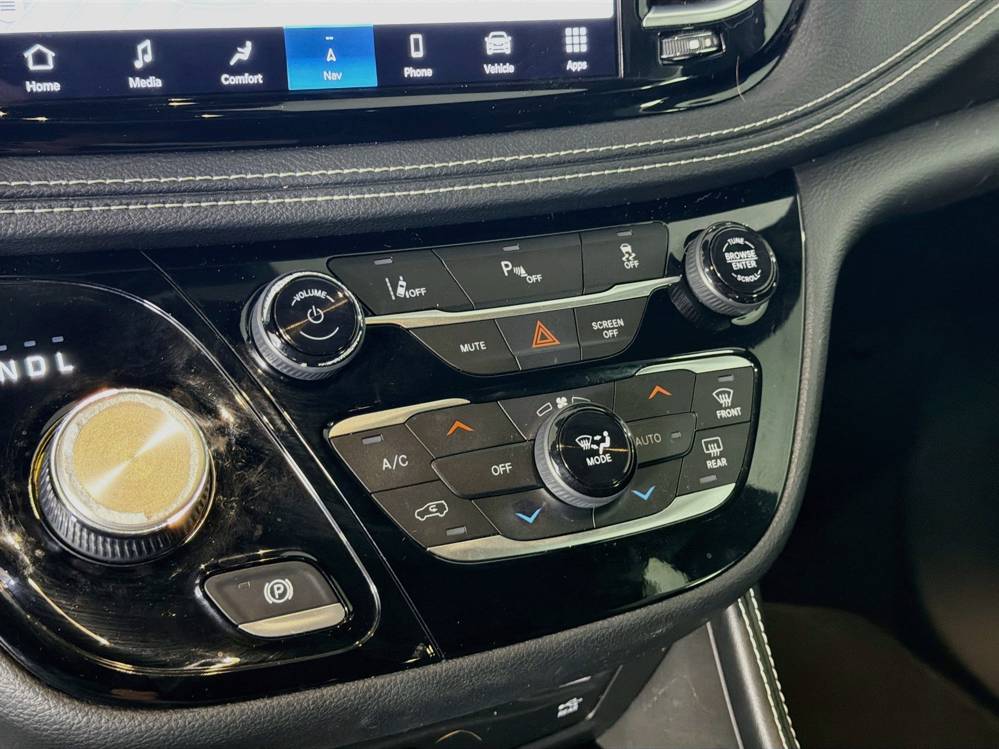 Used 2021 Chrysler Pacifica Limited w/ Uconnect Theater Family Group FWD image 24