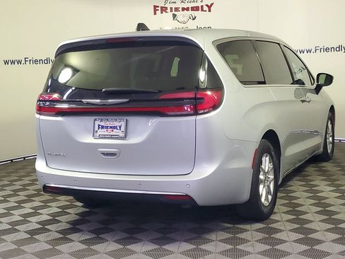Used 2024 Chrysler Pacifica Touring-L FWD image 3