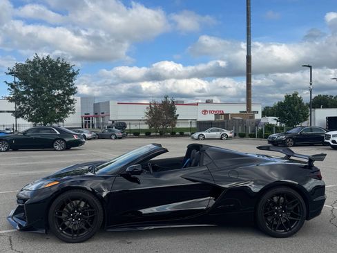 Used 2025 Chevrolet Corvette Z06 w/ Stealth Interior Trim Package RWD image 8